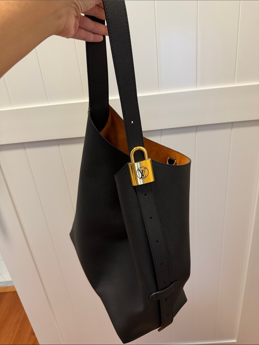 Louis Vuitton low key hobo MM - Picture 2 of 7